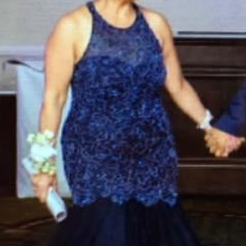 A gorgeous mother of the bride dress,Wore one time for 3 hours.great condition.